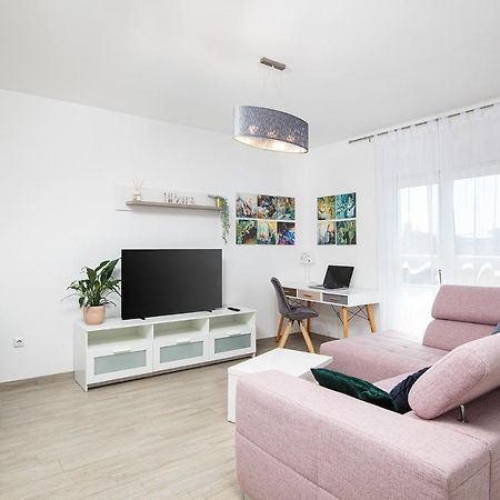 Stylish City Stay With Balcony & Free Parking พูลา ภายนอก รูปภาพ
