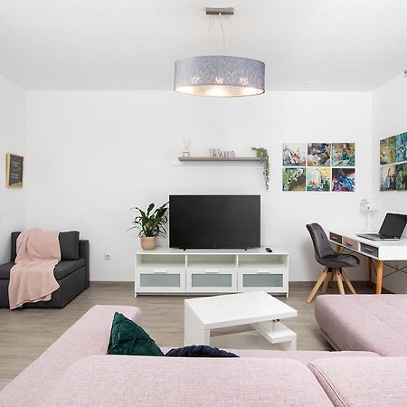 Stylish City Stay With Balcony & Free Parking พูลา ภายนอก รูปภาพ