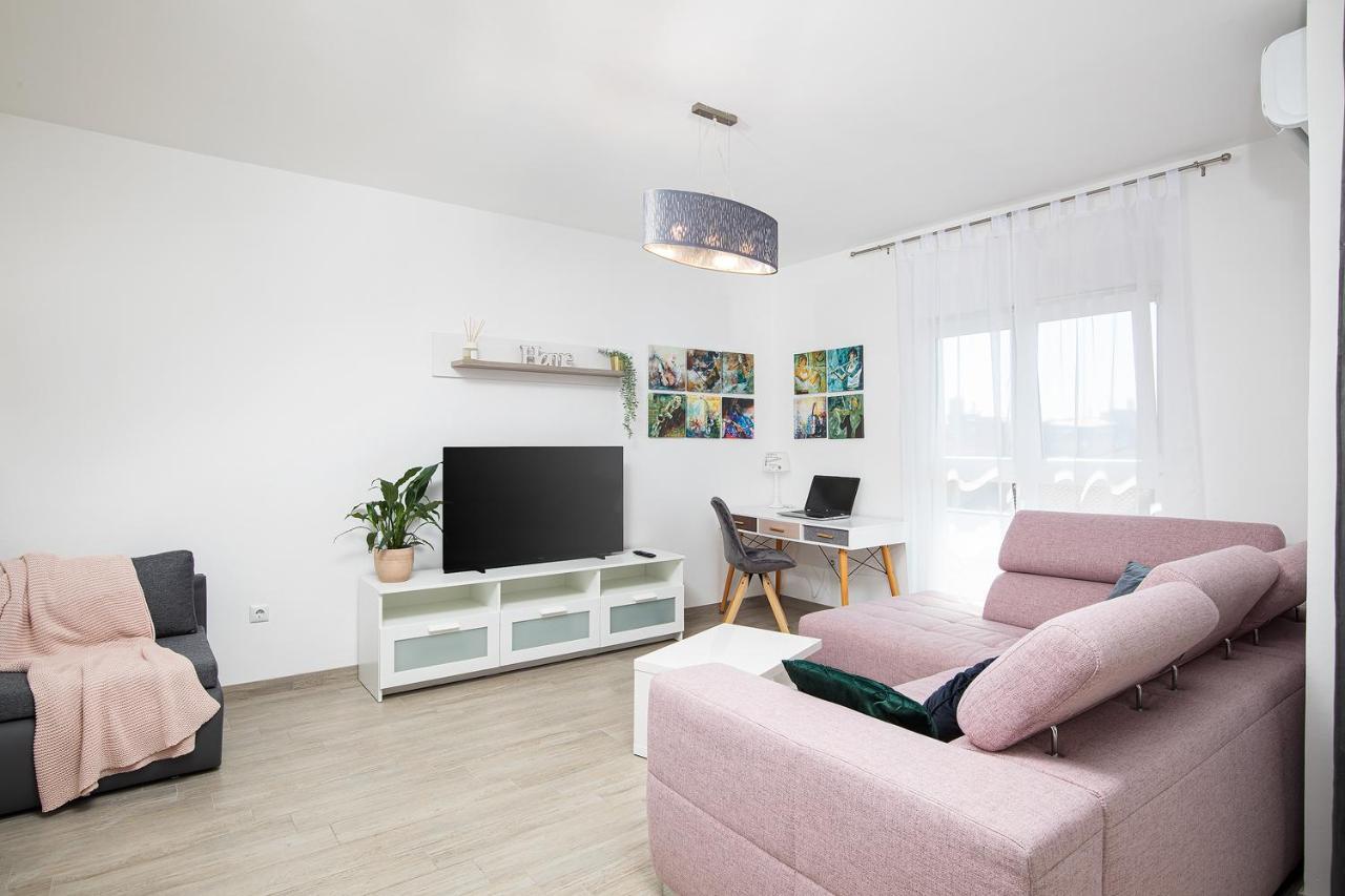 Stylish City Stay With Balcony & Free Parking พูลา ภายนอก รูปภาพ
