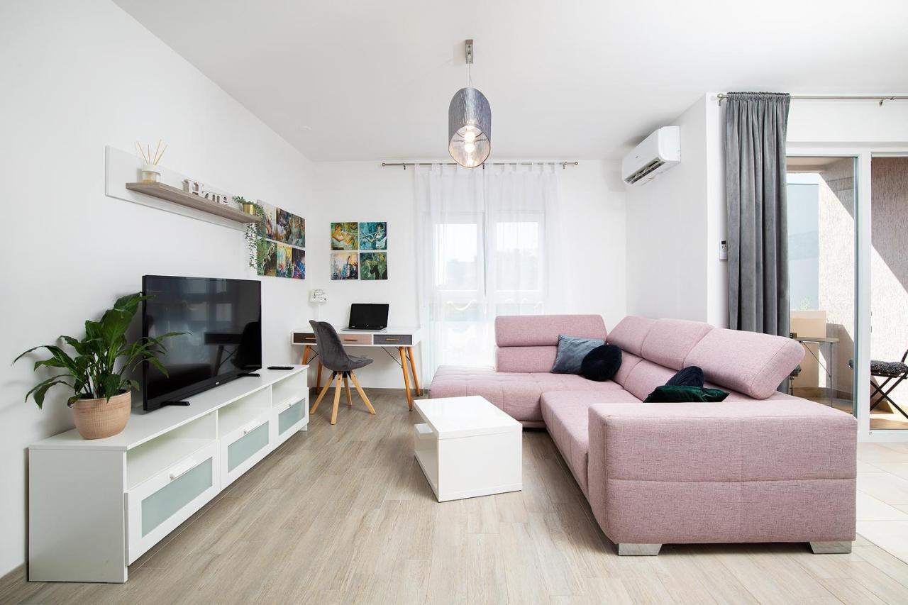 Stylish City Stay With Balcony & Free Parking พูลา ภายนอก รูปภาพ