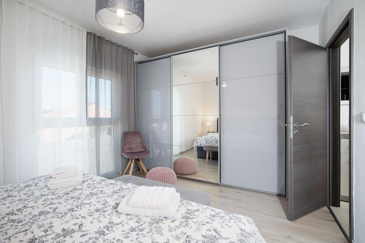 Stylish City Stay With Balcony & Free Parking พูลา ภายนอก รูปภาพ