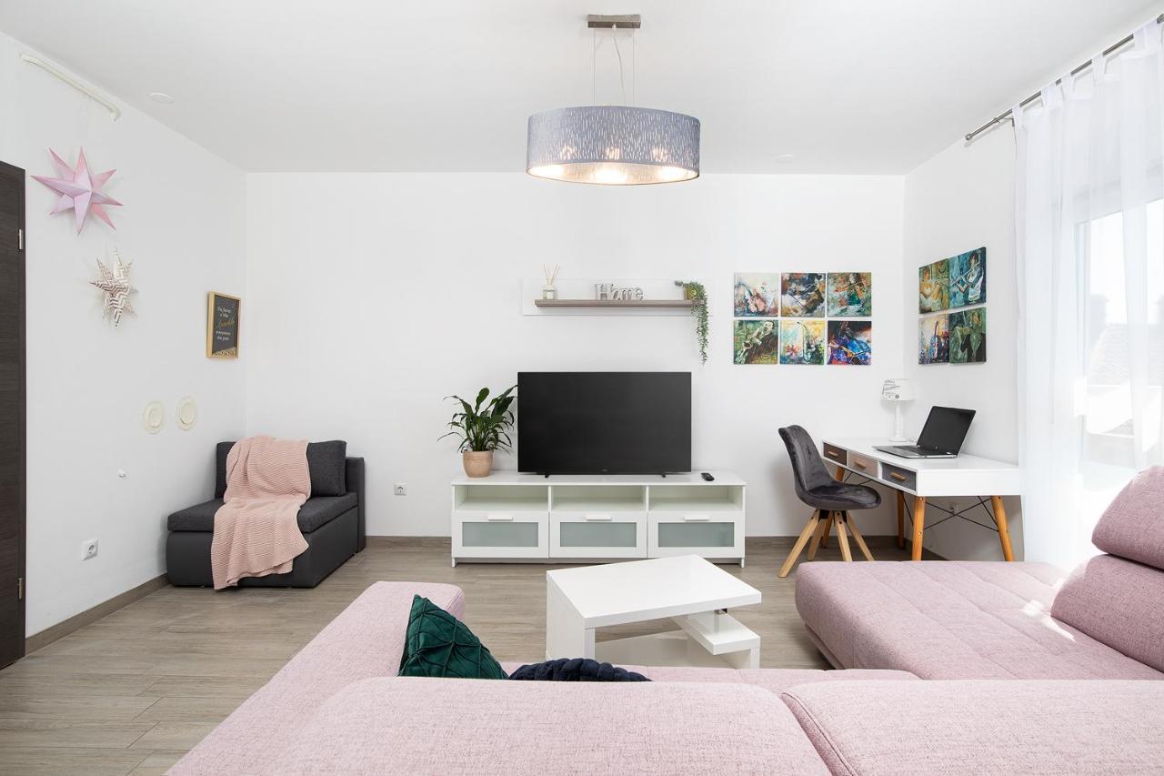 Stylish City Stay With Balcony & Free Parking พูลา ภายนอก รูปภาพ