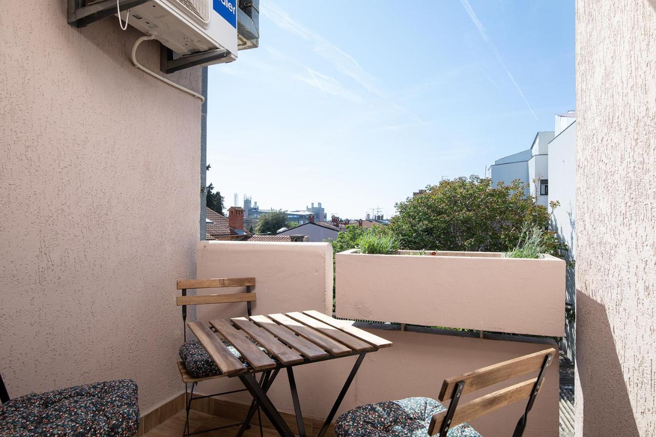 Stylish City Stay With Balcony & Free Parking พูลา ภายนอก รูปภาพ